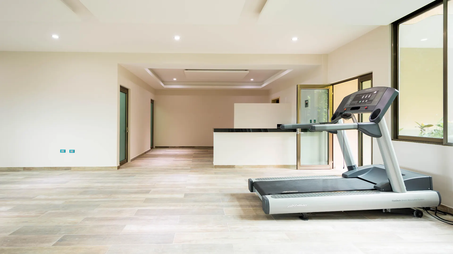 kontakty Palmarena Rooms & Residences - Long Stay Comfort With Parking, Sauna, Gym & Pool - Steps From 5Th Avenue